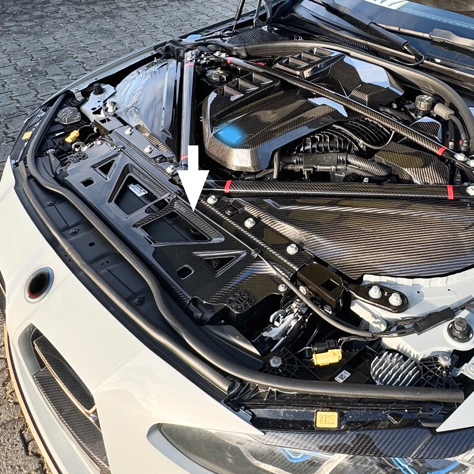 Dry Carbon Ersatz-Kühlerverkleidung (Slam Panel) Motorraum passend für BMW M2 G87 | G87Parts.de